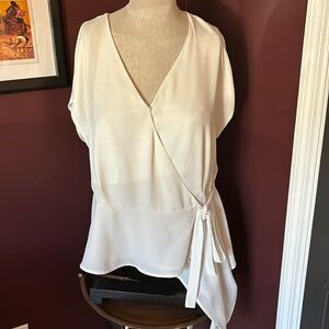 🤍VINCE CAMUTO White Wrap Top